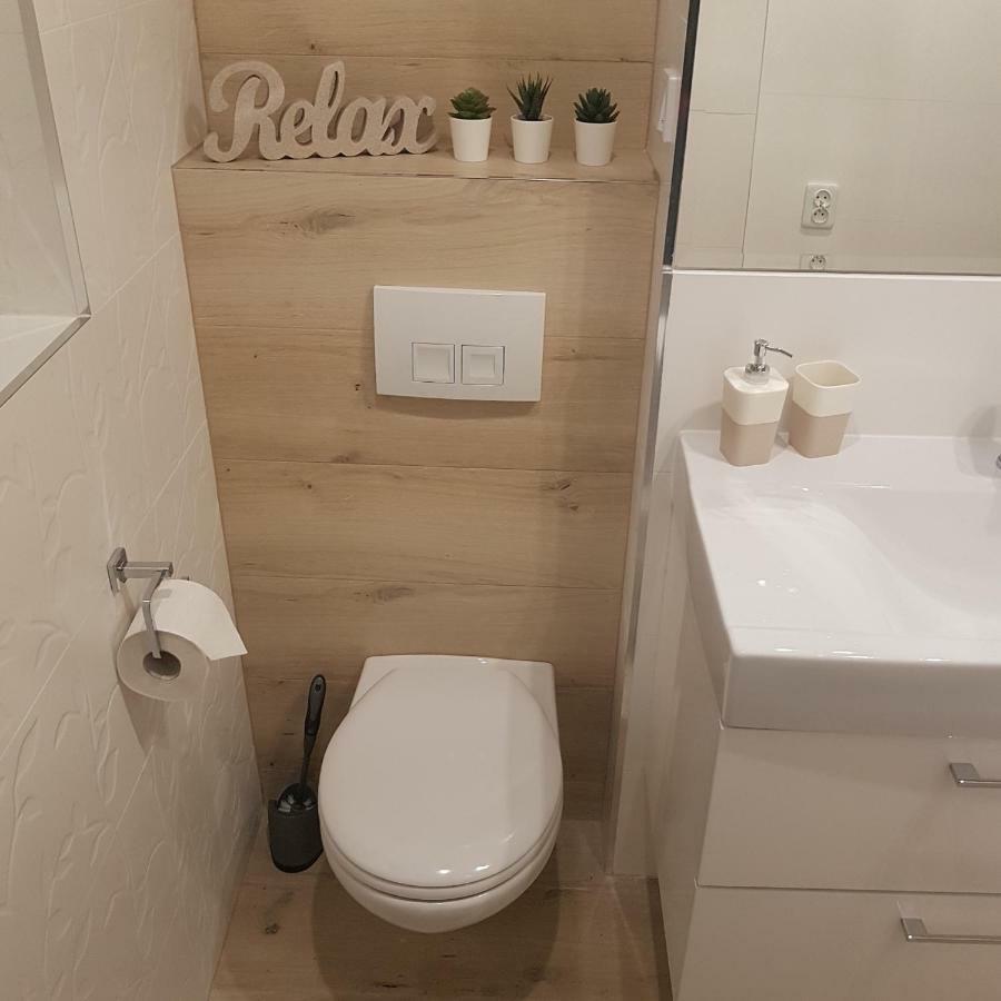 Red Rose Apartament -Parking -Taras- Faktura Vat เคียลเซ ภายนอก รูปภาพ